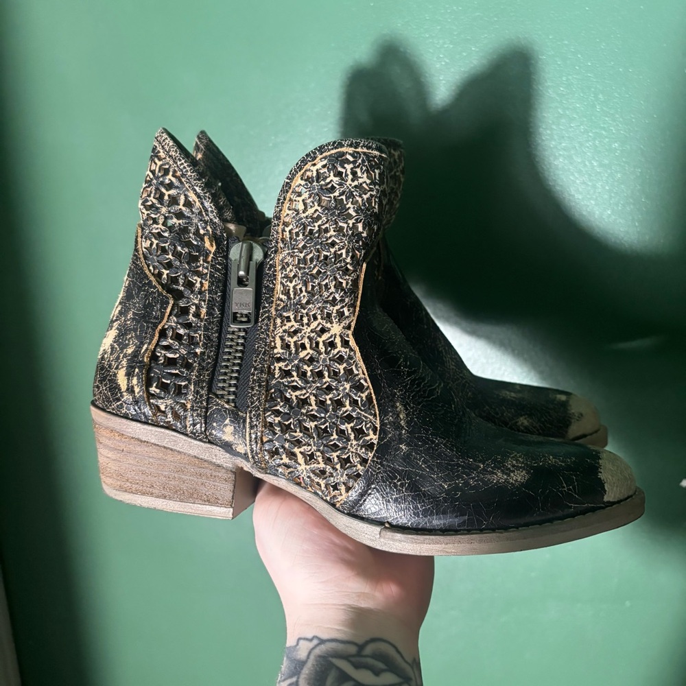 Circle G By Corral Women’s 9 Leather Distressed Perforated Ankle Boots